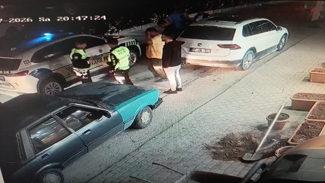 Otomobilin açılan kapısına çarpan elektrikli bisiklet sürücüsü metrelerce savurdu