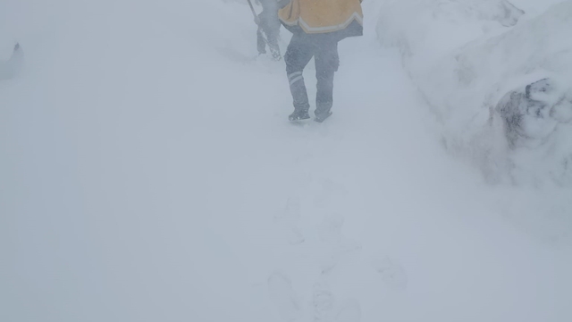 İlkbaharda kar şaşkınlığı, belde yolu ulaşıma kapandı