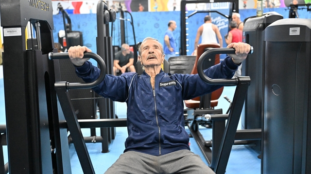 Spor tutkunu 86 yaşındaki 'süper dede', gençlere taş çıkartıyor
12 torunlu 'süper dede' spor salonunda ağırlık kaldırıyor, vücut çalışıyor
Mustafa Türkkan : "Spor salonunda ne kadar alet varsa hepsinde çalışıyorum, 90 yaşıma kadar spor yapmayı hedefliyorum"