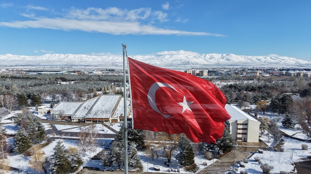 Erzurum ve Kars'ta kar yağışı; 73 kırsal mahalle yolu kapandı