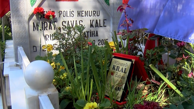 Şehit polisin mezarındaki 'dünyanın en kral babası' yazılı plaket duygulandırdı