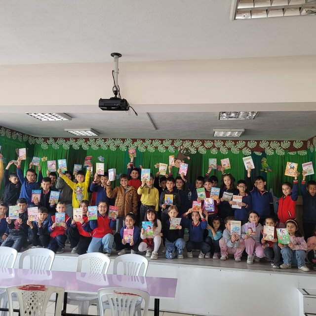 Altıntaş'ta "Okuyan Nesil" projesinde anlamlı etkinlik: Öğrenciler kitap he...