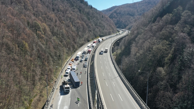 Anadolu Otoyolu'nda zincirleme trafik kazası ulaşımı aksattı