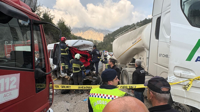 Minibüs ile beton mikserinin çarpıştığı kazada ölen 7 kişinin cenazeleri alındı