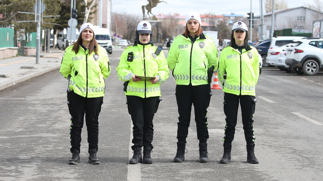 Kars'ta kadın trafik polisleri güvenli ulaşım için özveriyle mesai yapıyor