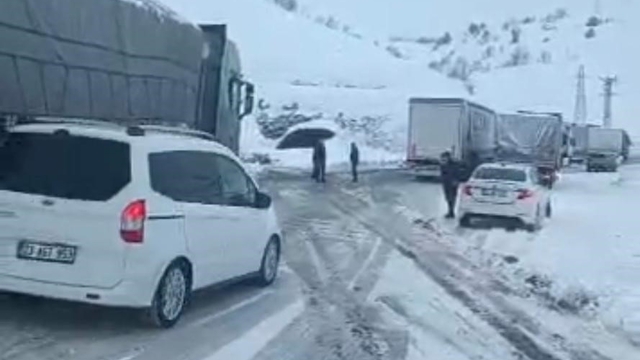 Bingöl-Erzurum kara yolunda kar etkisi: Uzun araç kuyrukları oluştu