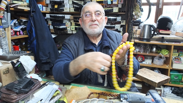 Balıkesir'de 71 yaşındaki Cevat Dede tespih dizerek para kazanıyor