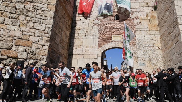 Osmangazi 18. Uluslararası Tarihi Kent Koşusu'na geri sayım
Tarihi kent koşusu için nefesler tutuldu
Bursa'nın mirası sporla buluşuyor