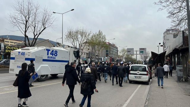 CHP'liler Ankara yolunu trafiğe kapatınca polis müdahale etti