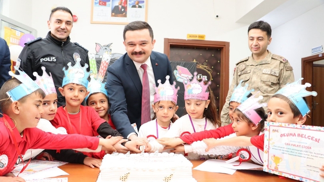 Karayazı Karşıyaka İlkokulu'nda okuma bayramı coşkusu