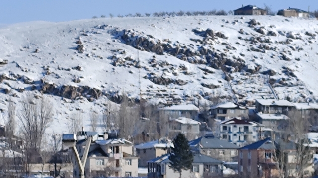 Erciş'te nisan ayında kar yağışı