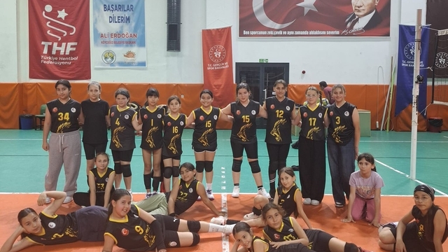 Köyceğiz voleybol takımında minik kaptanlar yetişiyor