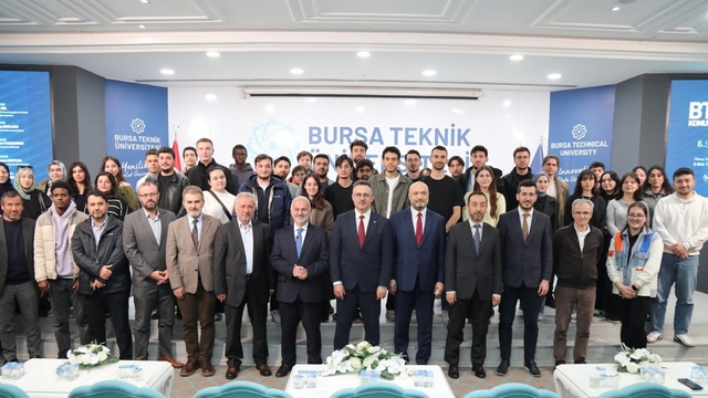 Prof. Dr. Temel Kotil: "Çağınızı doğru anlamalı resmi doğru okumalısınız"
BTÜ Konuşmaları'nda Prof. Dr. Temel Kotil gençlerle buluştu