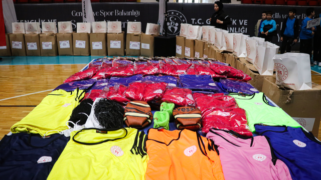 Adana'da okul kulüpleri ile sporculara malzeme desteği