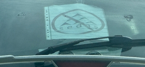 Elektrik şirketi bıktırınca tepkisini otomobilinin camına astığı özel tasar...