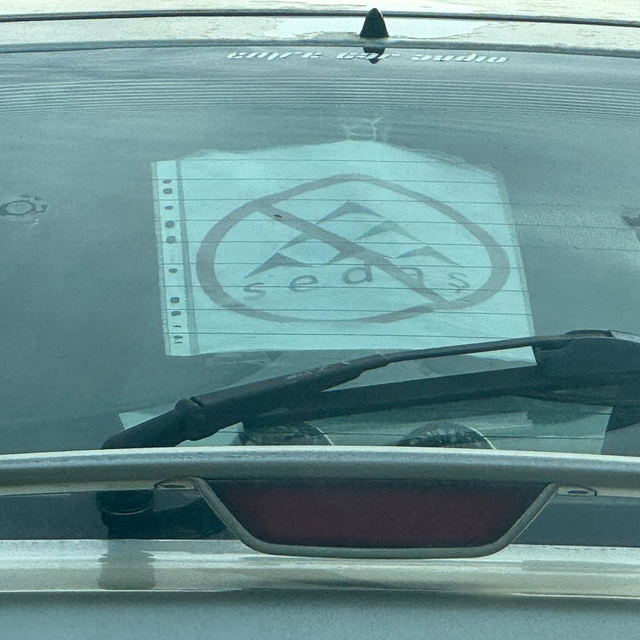 Elektrik şirketi bıktırınca tepkisini otomobilinin camına astığı özel tasar...