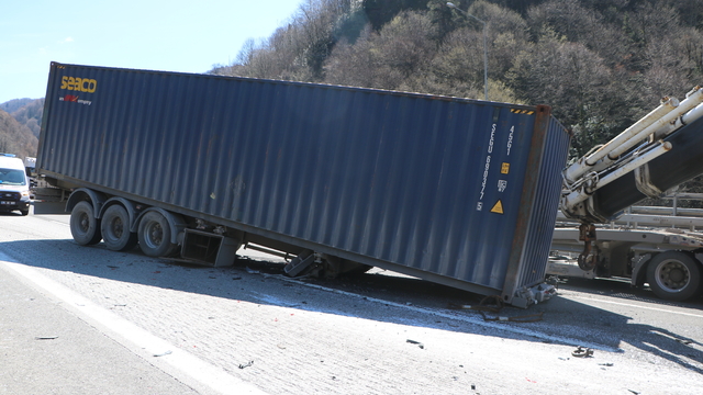 Anadolu Otoyolu'nda 5 araç kazaya karıştı; 5 yaralı