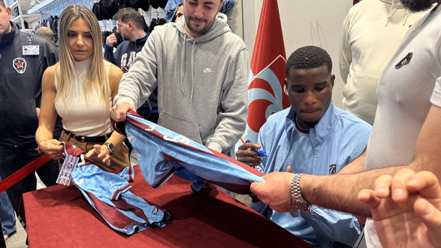 Trabzonsporlu futbolcu Onuachu taraftarlarla buluştu