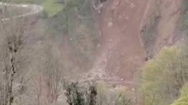 Rize'de yamaçtan kopan kaya, dereye yuvarlandı; o anlar kamerada