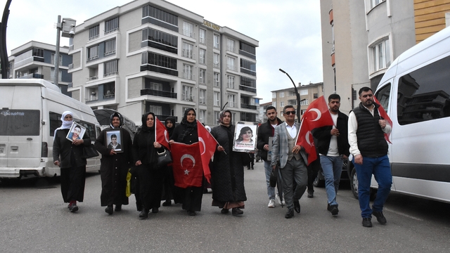 Vanlı aileler DEM Parti İl Başkanlığı önündeki eylemlerini sürdürdü