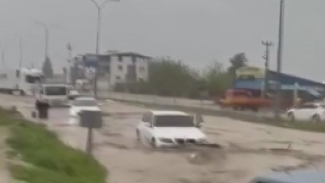 Selle birlikte araçları mahsur kaldığı karayolu ulaşıma açıldı