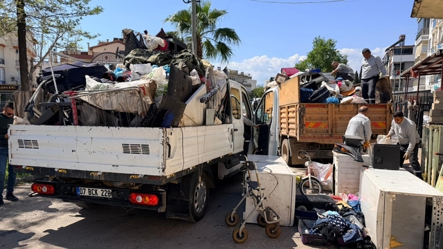 Belediye boşaltıyor, o dolduruyor: Daha önce 2 operasyonda 16 kamyon çöp çıkan evden 4 kamyon daha çöp çıktı
2024 yılında 10 kamyon, 2025 yılında ise 6 kamyon çıkan evden bu sefer de 4 kamyon çöp çıktı