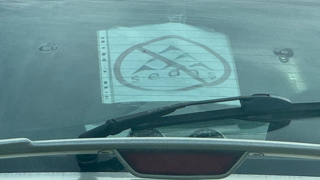 Elektrik şirketi bıktırınca tepkisini otomobilinin camına astığı özel tasarımlı afişle gösterdi