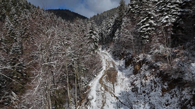 Karabük'ün beyaza bürünen yüksek kesimleri dronla görüntülendi