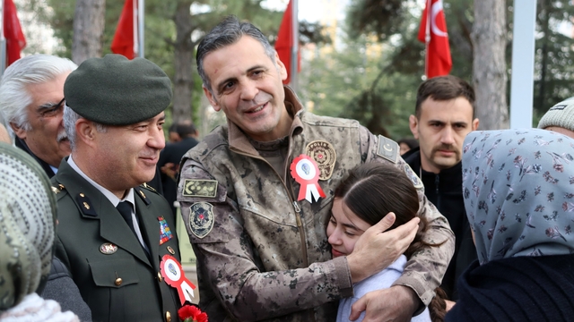 Şehit polisler mezarları başında anıldı
İl Emniyet Müdürü Atanur Aydın:
"Teşkilatımız şuan dünyadaki birçok ülkeden daha fazla tecrübeye sahip"