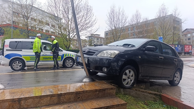 Amasya'da kontrolden çıkan otomobil durakta bekleyenleri korkuttu