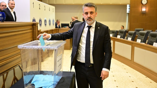 Büyükşehir'in başkanvekili 61 oyla Şahin Biba oldu
Bursa Büyükşehir Belediye Meclisi oylamasında 3. turda 61 oy alan AK Parti adayı Şahin Biba başkanvekili seçildi
Şahin Biba:
"Bursa'nın iradesi sadece bir söylemden değil meclisteki temsil dağılımından da okunur"
"Herkesi hukuk içinde işleyen bu demokratik sürece ve milletin meclise yansıyan tercihine saygı duymaya davet ediyorum"