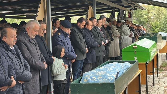 Burdur'daki kazada hayatını kaybeden tarım işçileri toprağa verildi
Tarım işçisi 4 kişi yan yana kılınan cenaze namazının ardından toprağa verildi