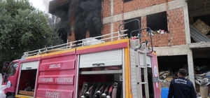 İçi ve etrafı çöplerle dolu metruk bina yangını mahalleliyi tedirgin etti Muhtar mahallesi için imar ve restorasyon çağrısında bulundu