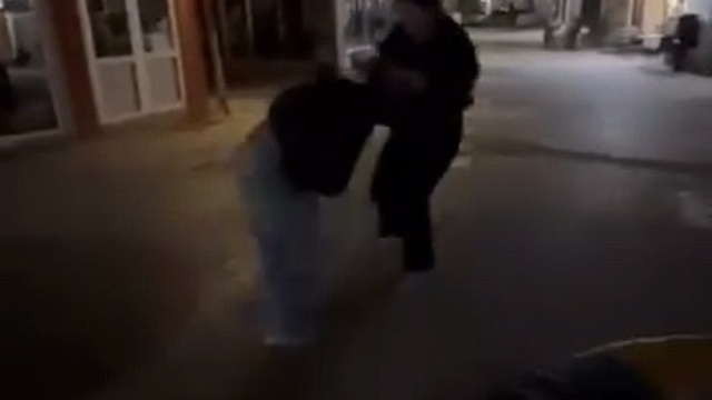 Bursa'da genç kızların saç saça kavgası kamerada