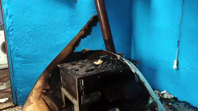 Yalnız yaşadığı evinde yangın çıkan kadını komşuları kurtardı