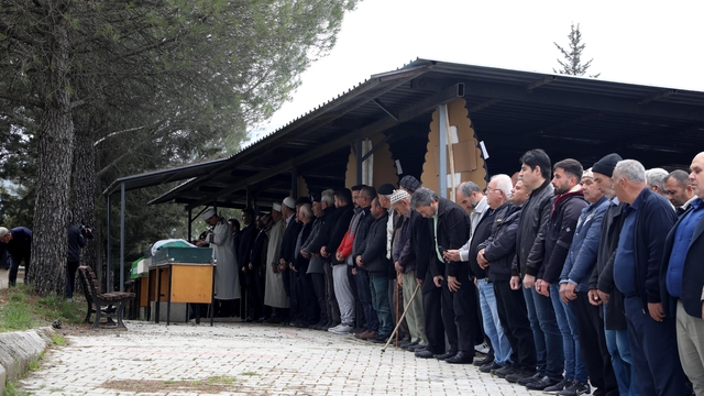 Minibüs ile beton mikserinin çarpıştığı kazada ölen 7 kişi toprağa verildi (2)