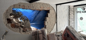 Eskişehir’de 8 katlı binanın yıkımı sırasında bitişikteki dükkanın duvarı yıkıldı