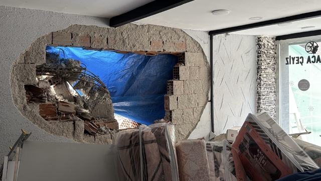 Eskişehir'de 8 katlı binanın yıkımı sırasında bitişikteki dükkanın duvarı yıkıldı