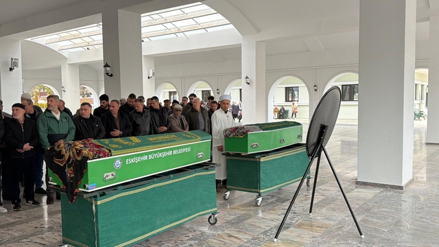 Ankara'da eşi tarafından öldürülen kadın ve kızı Eskişehir'de toprağa verildi