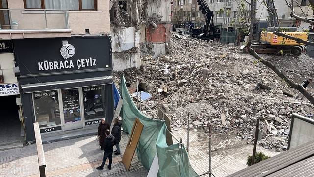 Eskişehir'de bina yıkımı sırasında bir iş yerinde hasar oluştu