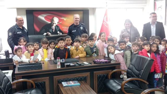 Gömeç'te anaokulu öğrencileri İlçe Emniyet Amirliğini ziyaret etti