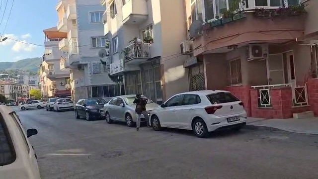 İzmir'deki polis merkezi saldırısında sanıklar hakim karşısında
Balçova'daki karakol saldırısının sanığı: "Terör örgütüne üye değilim ancak DEAŞ'ı seviyorum"