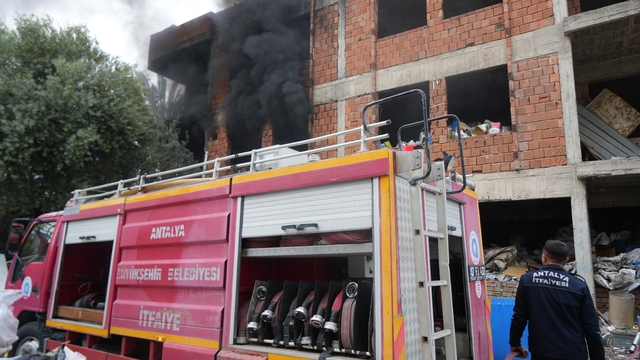 İçi ve etrafı çöplerle dolu metruk bina yangını mahalleliyi tedirgin etti
Muhtar mahallesi için imar ve restorasyon çağrısında bulundu