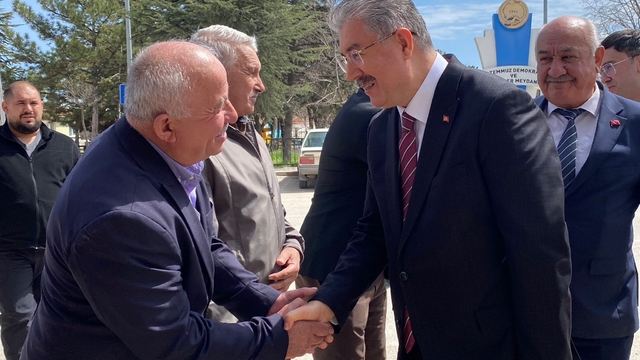 Vali Yılmaz, Alpu'da hem vatandaşla buluştu, hem çalışmaları denetledi
Bir vatandaşın ilçede engelliler için bir rehabilitasyon merkezi açılması talebiyle ilgilenme sözü verdi