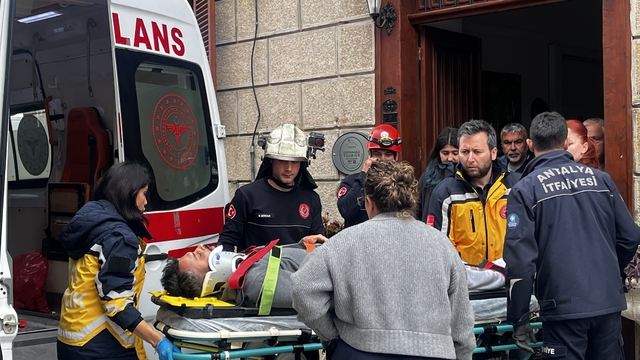 Antalya'da depoya inmek isterken düşen genç yaralandı