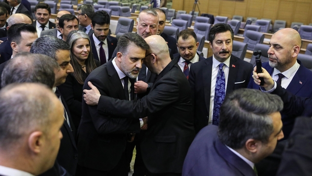 Bursa Büyükşehir'de başkanvekilliğine Şahin Biba seçildi
Vali Erol Ayyıldız'ın çağrısıyla toplanan Büyükşehir Belediye Meclisi, başkanvekilliğine Ak Parti Nilüfer Meclis Üyesi Şahin Biba'yı seçti
Başkanvekili Şahin Biba, "Bahaneye sığınmadan, hiçbir mazeretin arkasına saklanmadan tüm enerji ve gayretimizi Bursa'ya hizmete ayıracağız" dedi.