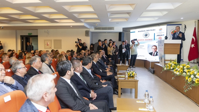 Mersin'in marka yolculuğu masaya yatırıldı
Seçer: "Mersin her yıl daha da iyi anılan bir kent"