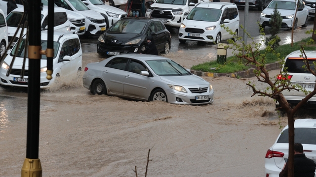 Cizre'de sağanak yağış cadde ve sokakları göle çevirdi