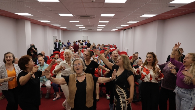 Yaşam Evi sakinleri müzik ve dansla eğlenceli zaman geçirdi
