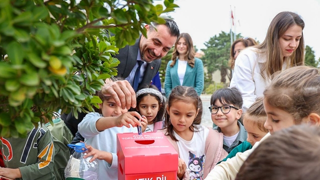 Başkan Vekili Çiçek miniklerle birlikte atık pil topladı
Manavgat Belediye Başkan Vekili Av. Mehmet Çiçek:
"Erken yaşta kazanılan çevre bilinci, sürdürülebilir bir gelecek için büyük önem taşıyor"